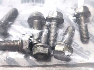 16673735 Śruba zawiasu drzwi Iveco Wymiary: M8X1.25X25 MM Śruba zawiasu drzwi Iveco