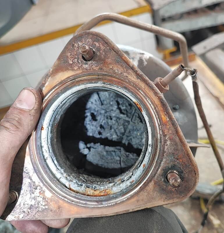 Popękany i stopiony wkład ceramiczny filtra DPF – widoczne uszkodzenia mechaniczne.