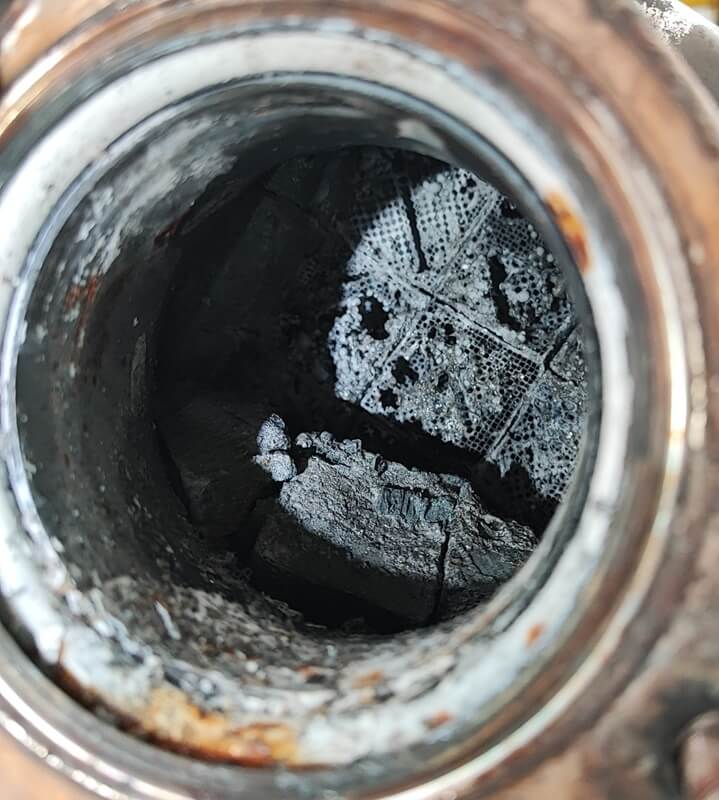 Popękany i stopiony wkład ceramiczny filtra DPF – widoczne uszkodzenia mechaniczne.
