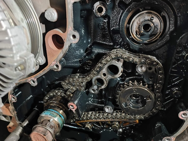 Zbliżenie na zestaw łańcucha rozrządu Iveco Daily